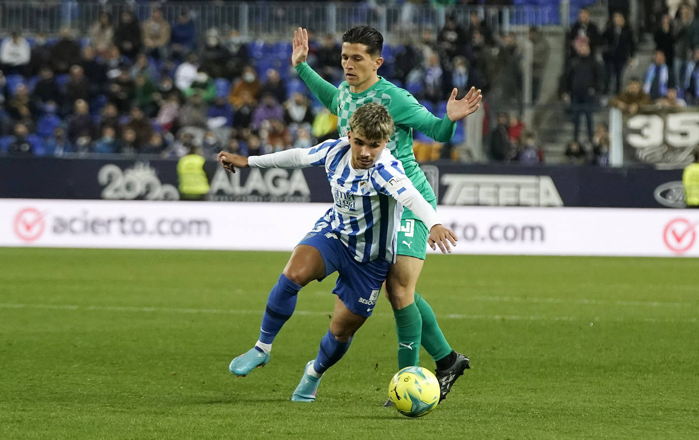 El Málaga pierde con el Almería en casa (0-1). 