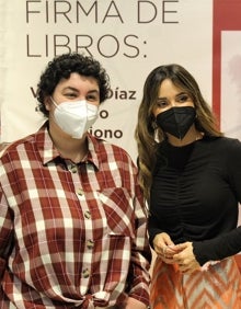 Imagen secundaria 2 - Verónica Díaz, durante la firma.