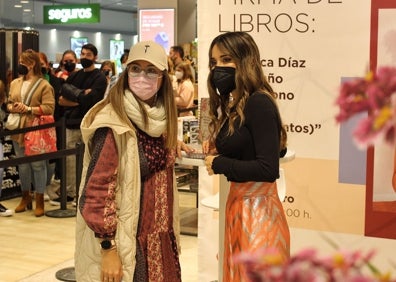 Imagen secundaria 1 - Verónica Díaz, durante la firma.