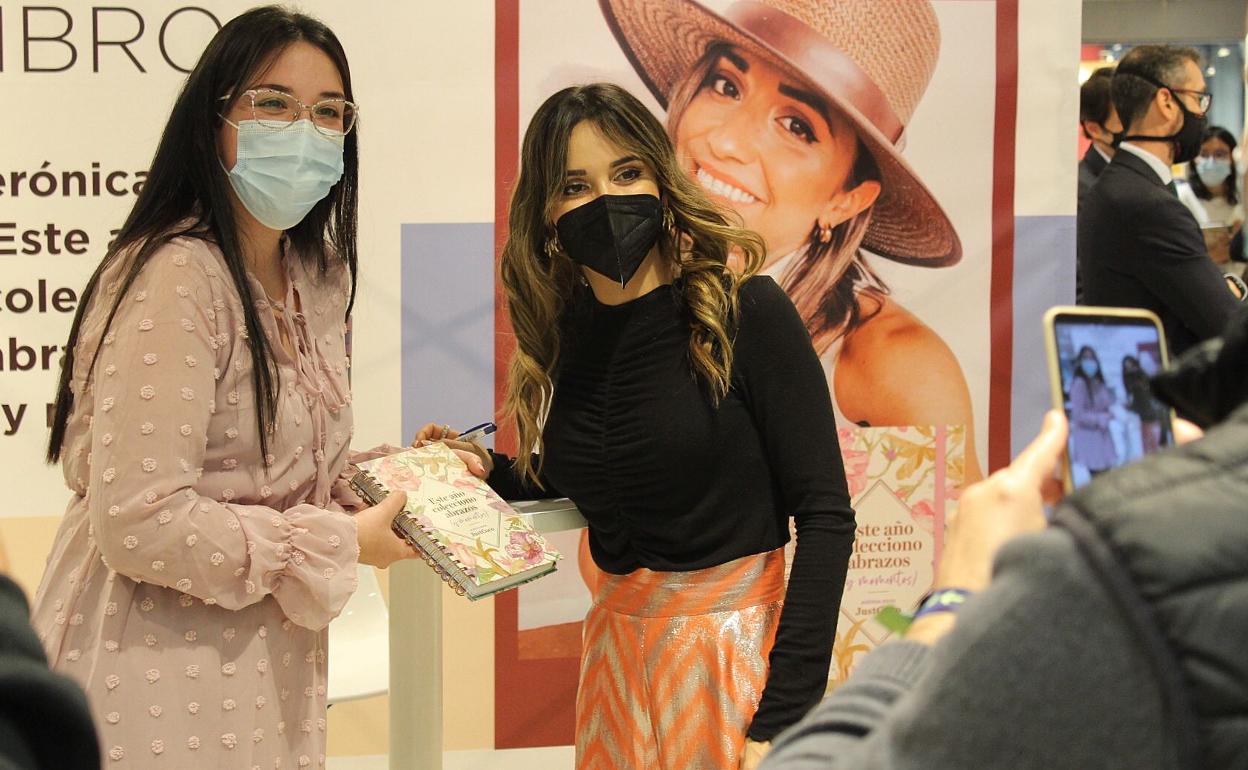 Verónica Díaz(derecha) posa junto a una seguidora durante la firma de agendas en El Corte Inglés de Málaga.