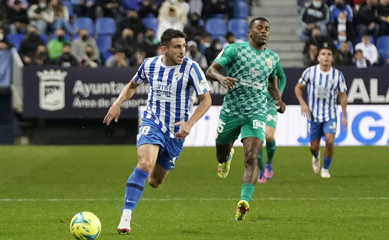 Jairo conduce el balón durante el partido ante el Almería. 