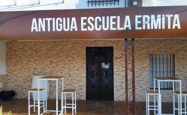 Imagen principal - Arriba. fachada del restaurante. Abajo, albóndigas en salsa de almendras y gazpachuelo. 
