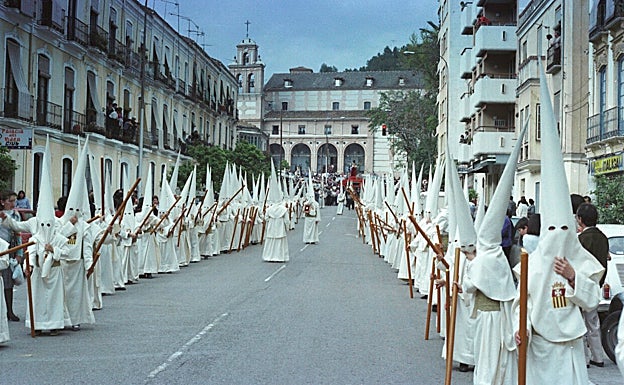 Foto histórica de los 'Servitas Blancos' por el Compás de la Victoria. 