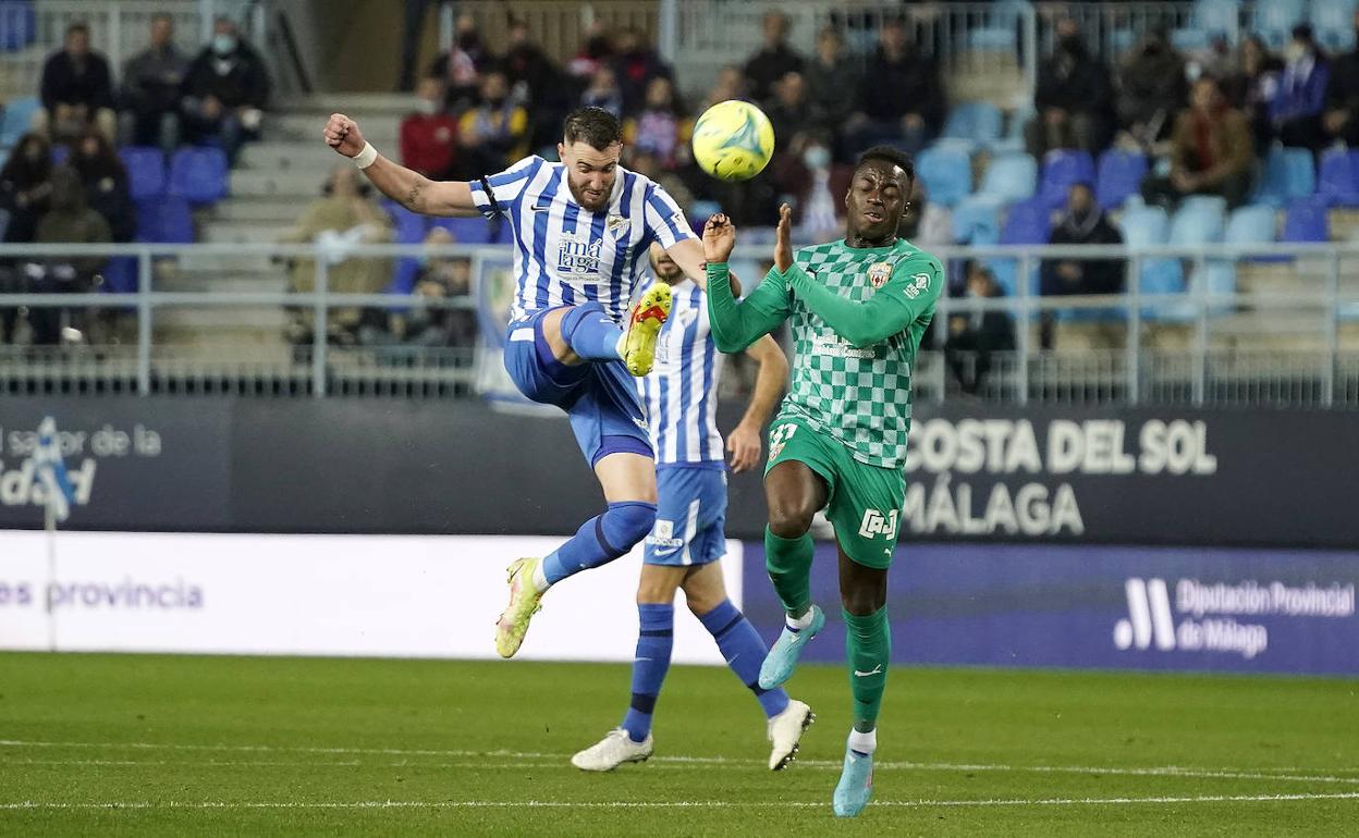 El jugador del Málaga, Peybernes, durante una jugada en el partido contra el Almería.