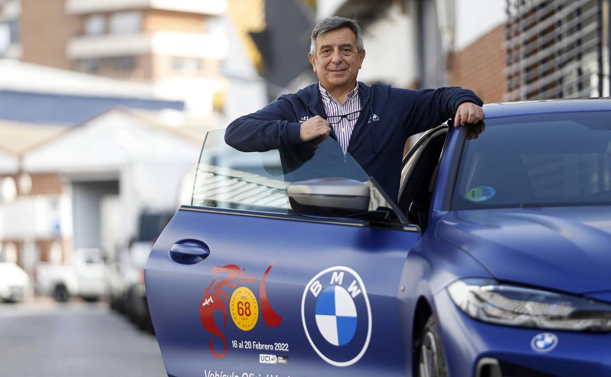 Joaquín Cuevas, junto al coche oficial de la organización de la Vuelta a Andalucía . 