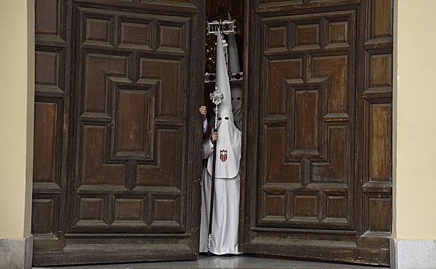 Momento de la salida procesional de la Humildad desde la basílica de la Victoria. 