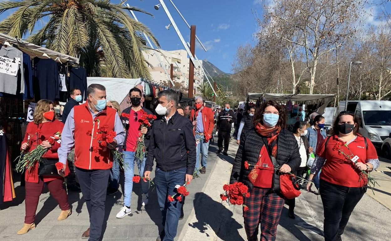 Los socialistas repartirán esta semana 10.000 claveles en su campaña 'Enamorados de Marbella y San Pedro'. 