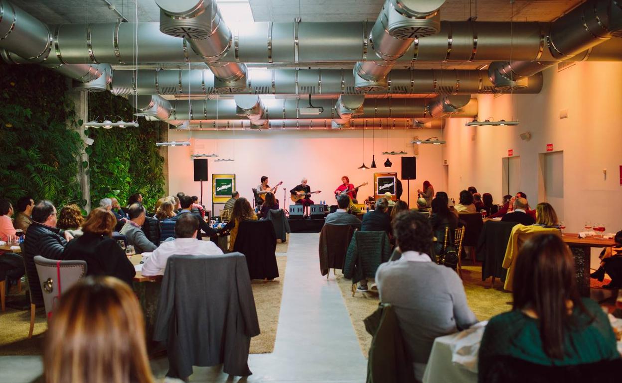 Acústico de Kiko Veneno en el restaurante de José Carlos García. 