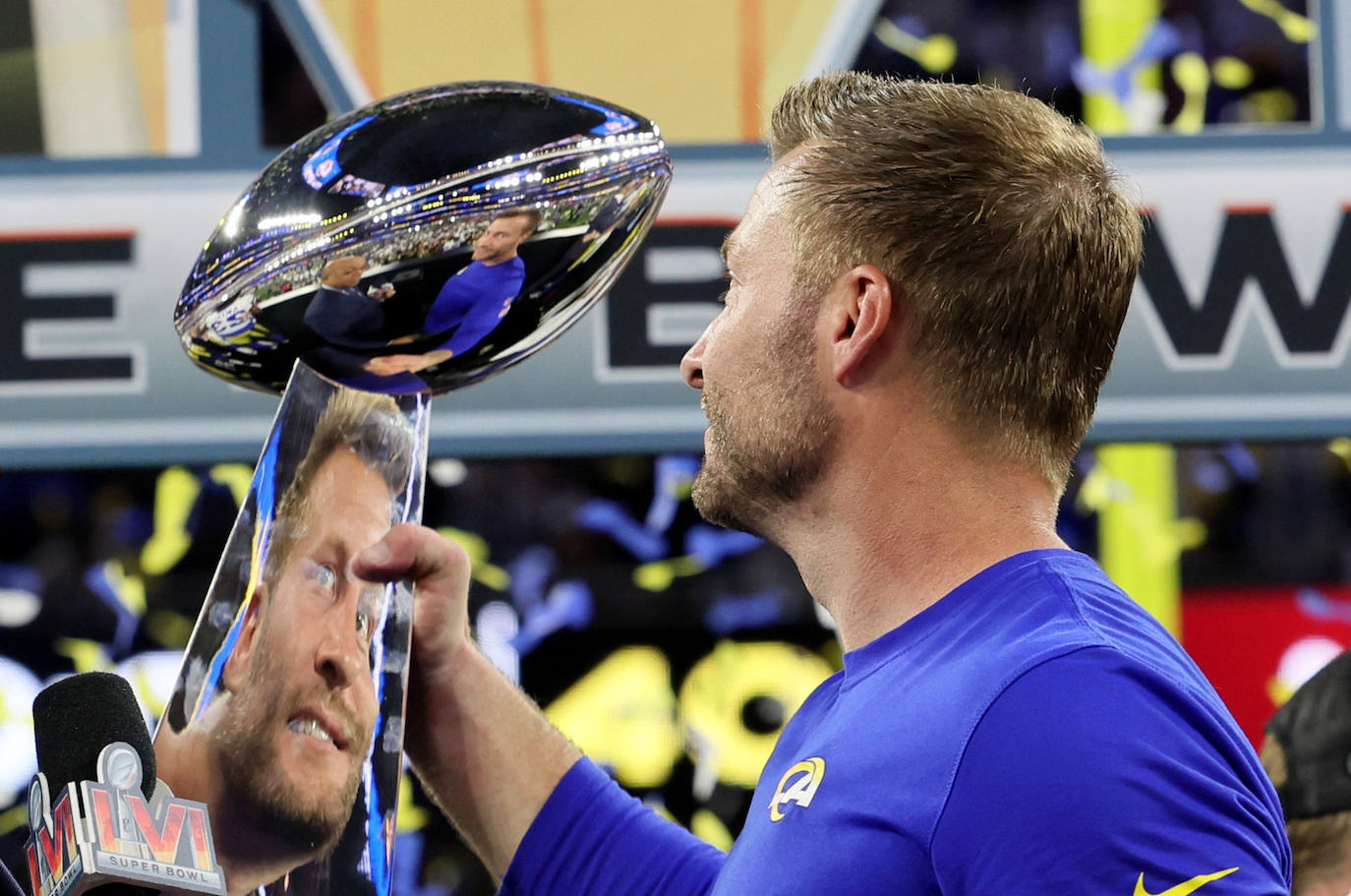 Sean McVay, entrenador principal de Los Angeles Rams, agarra el trofeo Vince Lombardi, que se entrega al ganador de la Super Bowl. 