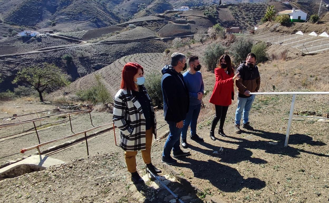 La delegada de Turismo, Nuria Rodríguez, y el alcalde de Almáchar, Antonio Yuste, con ediles, en su visita al lagar. 