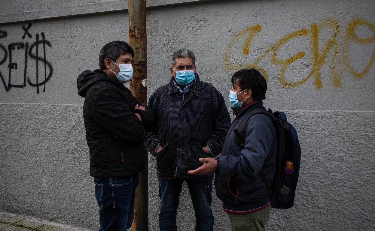 Familiares de los marineros del Villa de Pitanxo esperan noticias en Marín. 