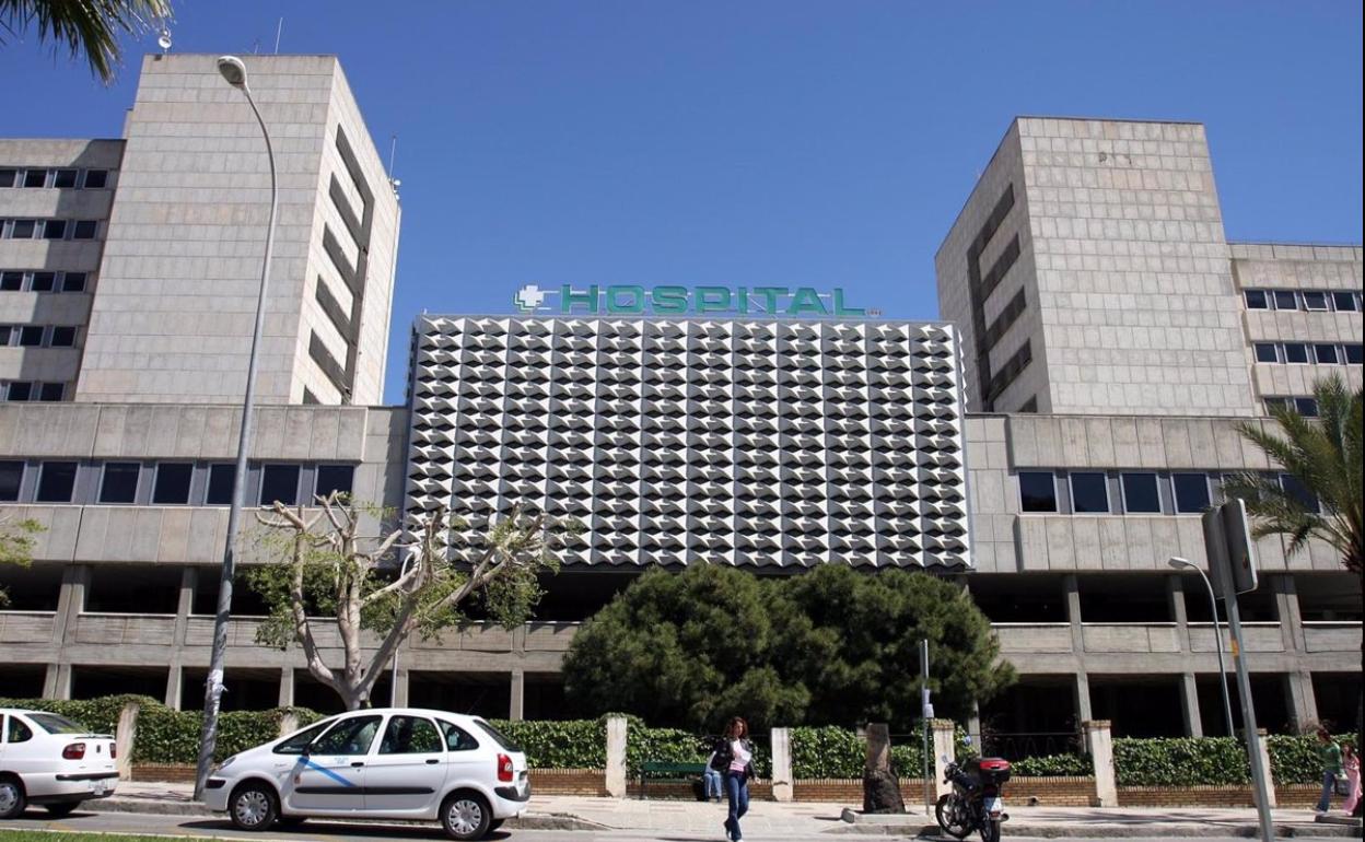 Detienen a los padres de una bebé de tres meses hospitalizada con un brote de sarna en el Materno de Málaga