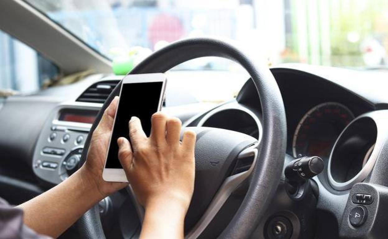 El uso del móvil al volante tiene nuevas normas en la Ley de Tráfico 