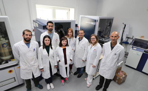 Imagen principal - Arriba: el grupo de investigación del Departamento de Química Inorgánica, Cristalografía y Mineralogía de la UMA. Abajo, el investigador de la UMA Miguel Ángel García enseña una diapositiva en la que se aprecia los avances obtenidos de la muestra y la muestra de hormigón lista para ser analizada en el 'SkyScann 2214'. 