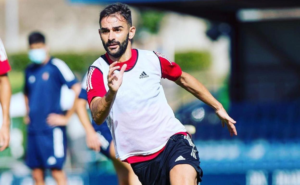 El delantero Adrián López, durante un entrenamiento con su último equipo, el Osasuna.