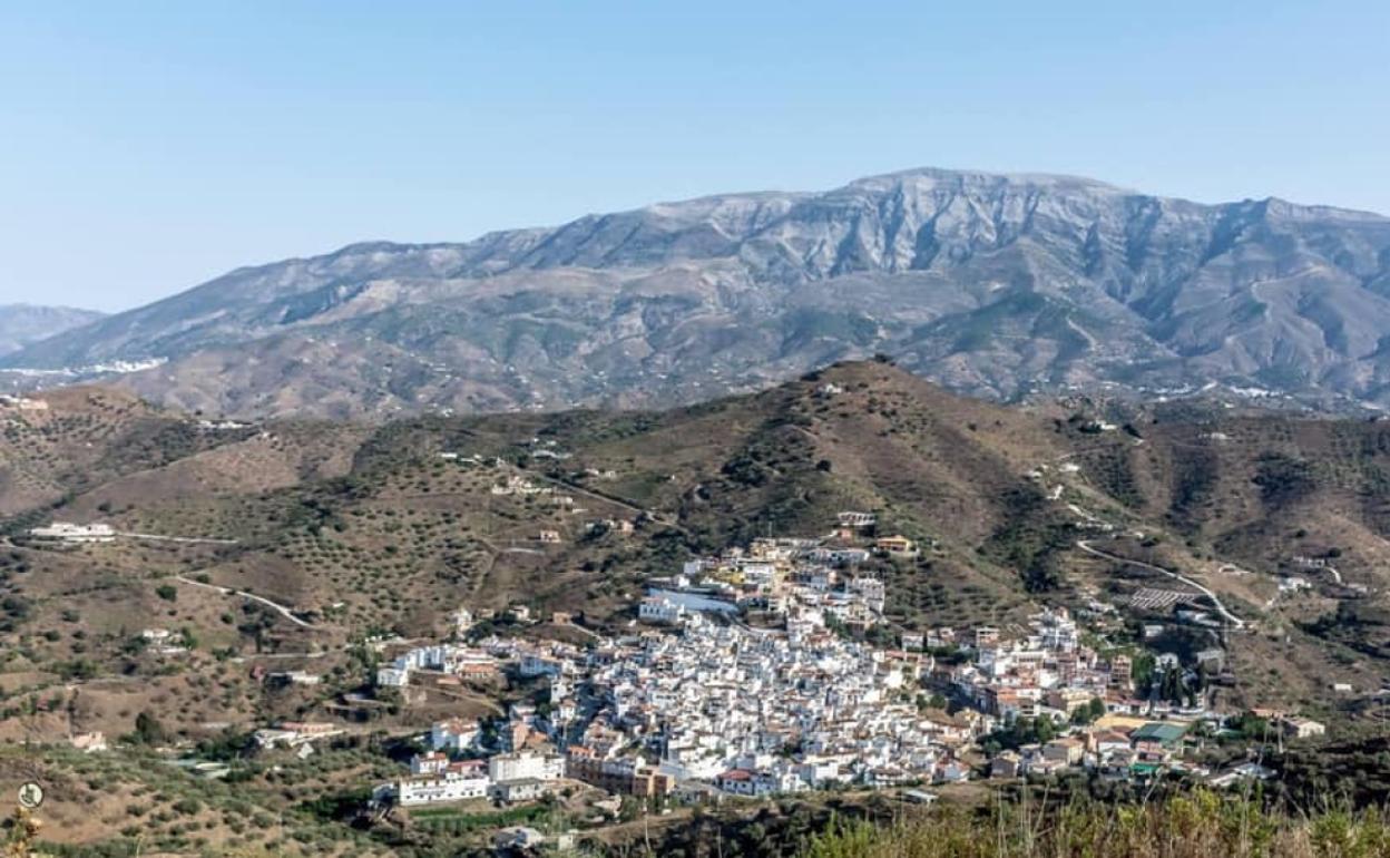 Imagen del casco urbano de Arenas desde el castillo de Bentomiz. 