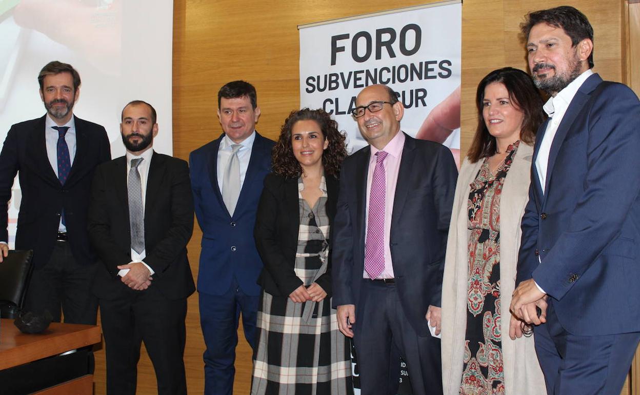 Foto de familia de los responsables de la Plataforma Clave Sur con Luis Palomo en el centro, en el acto de presentación celebrado ayer en Granada. 