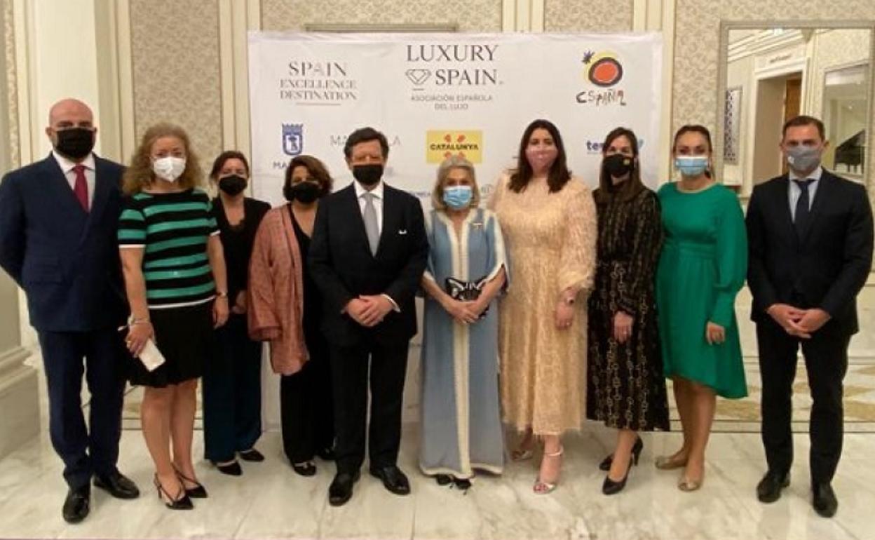 Foto de familia de los participantes en esta acción promocional. 