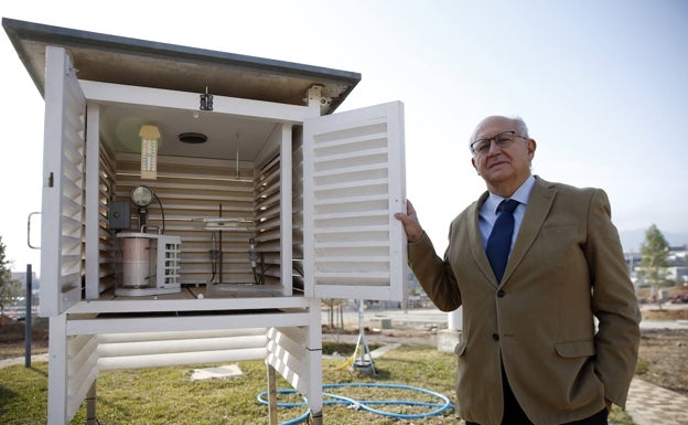 José María Sánchez-Laulhé, en la sede del Centro Meteorológico de Aemet en Málaga. 