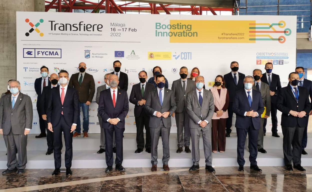 Foto de familia con las instituciones y empresas que promueven el Foro Transfiere. 