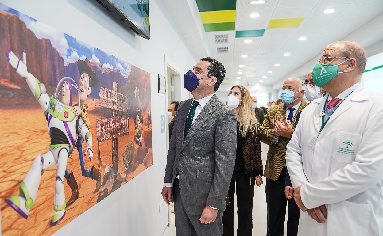 El presidente de la Junta, Juanma Moreno, en la inauguracion del centro de salud en El Puerto de Santa María.