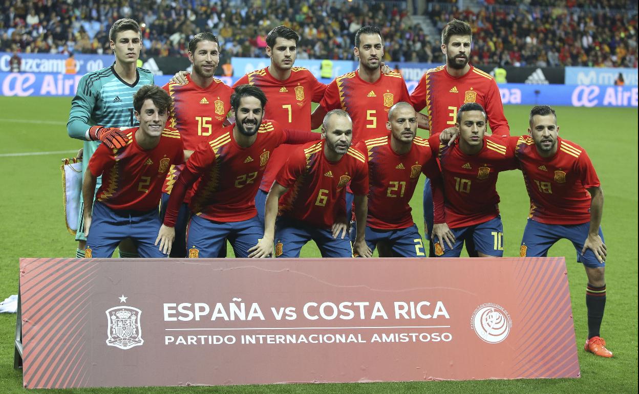 Equipo titular de España en su última visita a La Rosaleda, el 11 de noviembre de 2017 frente a Costa Rica, con goleada por 5-0. De pie, Kepa, Sergio Ramos, Morata, Busquets y Piqué; agachados, Odriozola, Isco, Iniesta, Thiago, Silva y Jordi Alba.