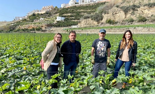 La portavoz socialista, Mari Nieves Ramírez, en una visita a la finca de calabacines. 