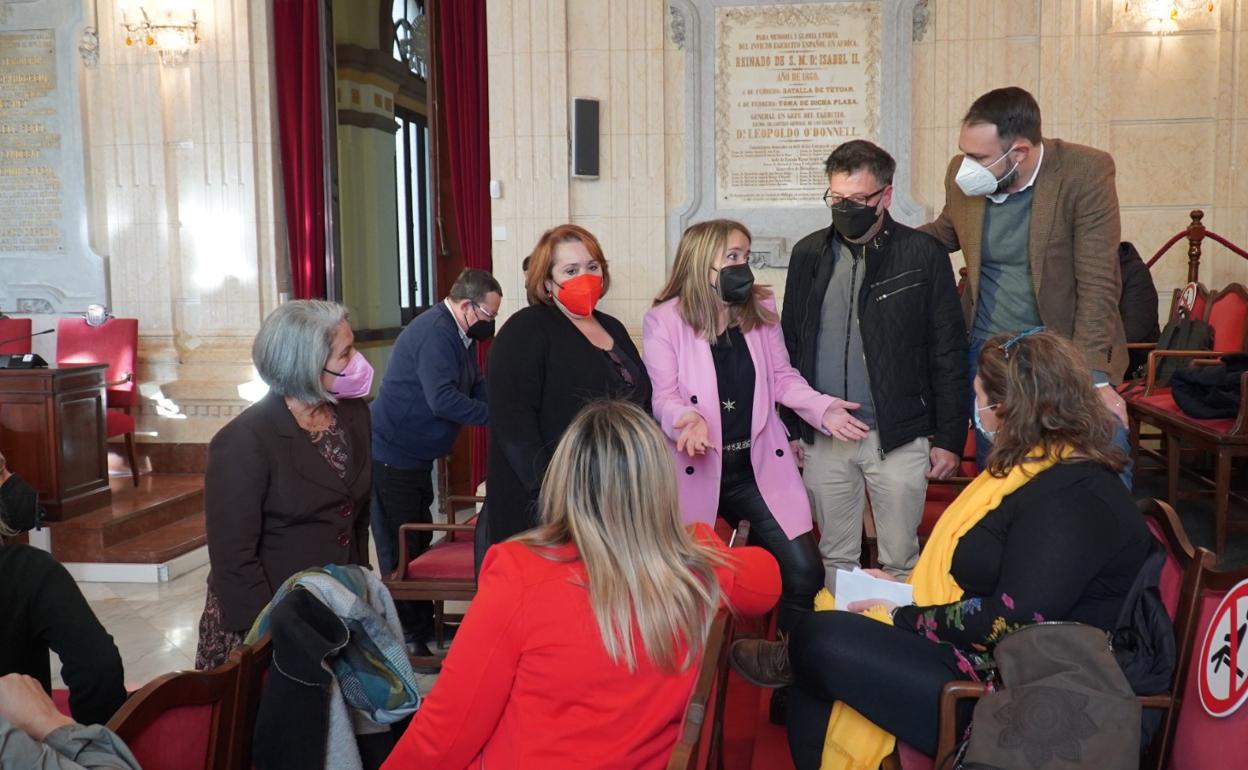 Los concejales socialistas dialogan con representantes sindicales de empresas municipales del Ayuntamiento. 