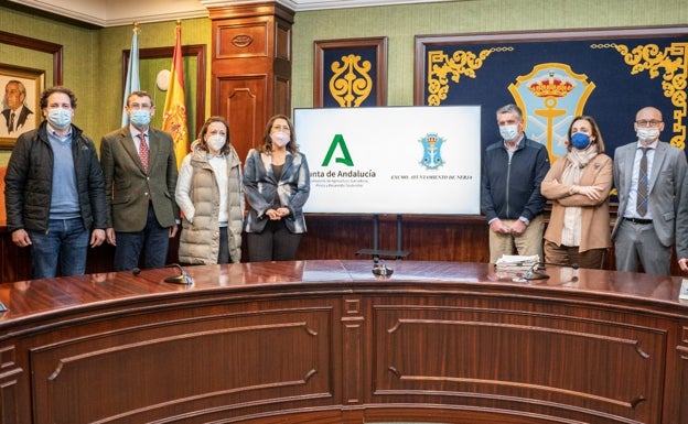 Autoridades locales y de la Junta, en el Ayuntamiento de Nerja. 