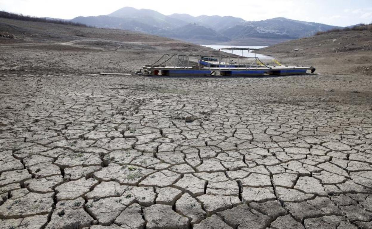 Aspecto del embalse de La Viñuela, con un nivel mínimo de agua. 