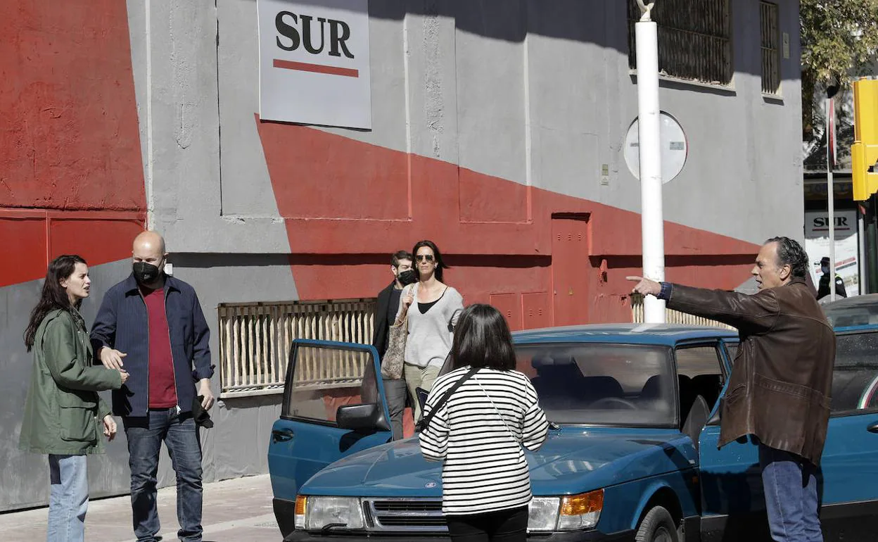 José Coronado señala a Milena Smit y al director David Ulloa, ante la redacción de SUR en la ficción. 