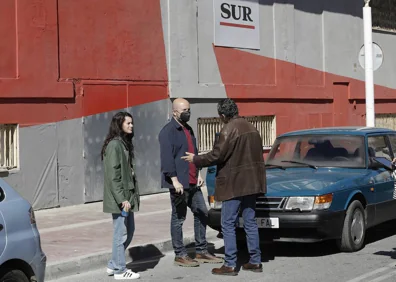 Imagen secundaria 1 - En la primera imagen, Javier Castillo y la codirectora Laura Alvea charlan durante el rodaje. En la segunda, David Ulloa da indicaciones a Coronado y Smit. En la tercera, imagen del edificio de Casa Pedro convertido en la redacción de SUR para la ficción. 