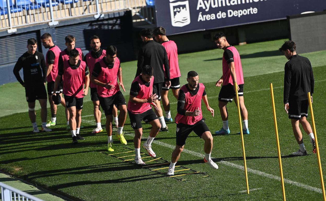 Gran parte del equipo malaguista, durante el entrenamiento de ayer en La Rosaleda.