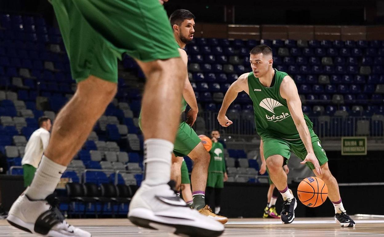 Matt Mooney ejecuta una jugada en un entrenamiento. 