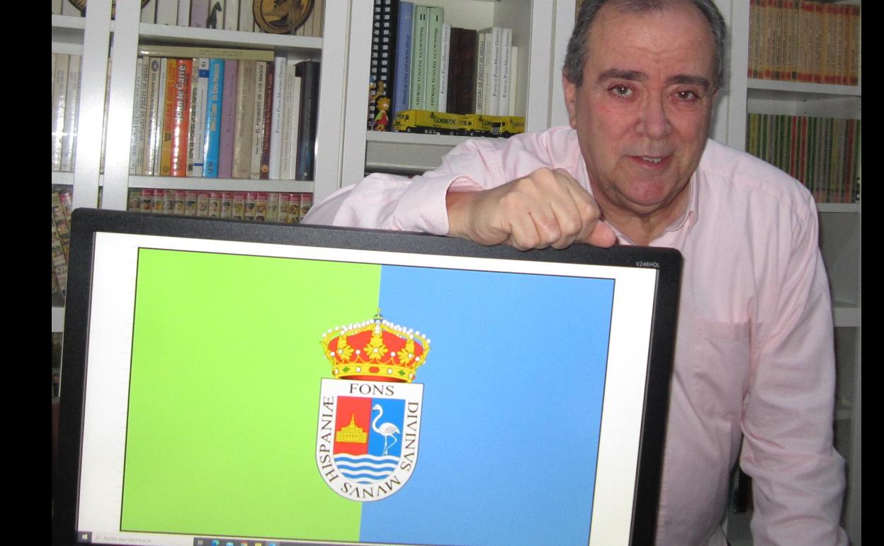 Francisco Muñoz, junto a la nueva bandera de Fuente de Piedra, diseñada por él.