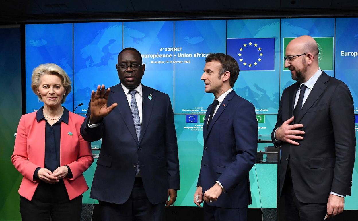 La presidenta de la Comisión, Ursula von der Leyen; el presidente de Senegal, Macky Sall; el presidente el Consejo, Charles Michel, y el presidente de Francia, Emmanuel Macron, en la rueda de prensa tras la cumbre en Bruselas.