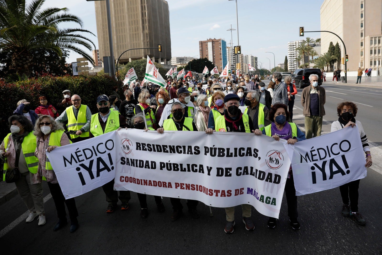 Una marcha recorre las calles del Centro con presencia de los sindicatos, colectivos y partidos políticos para denunciar la gestión sanitaria de la Junta 