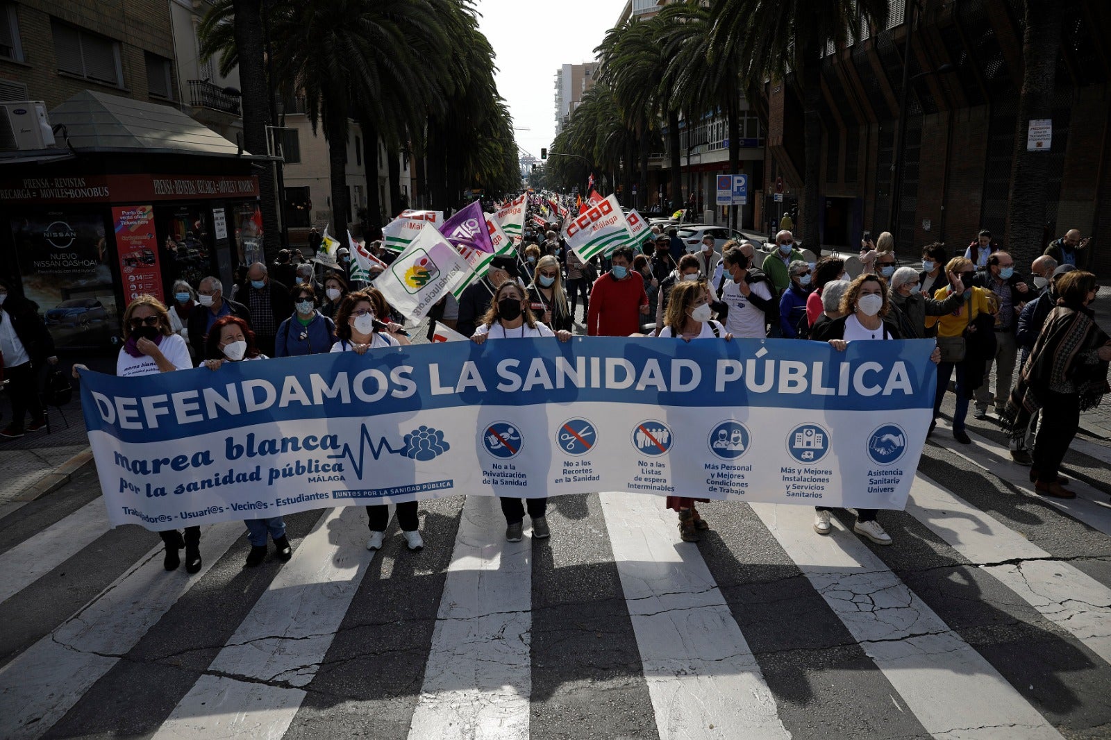 Una marcha recorre las calles del Centro con presencia de los sindicatos, colectivos y partidos políticos para denunciar la gestión sanitaria de la Junta 