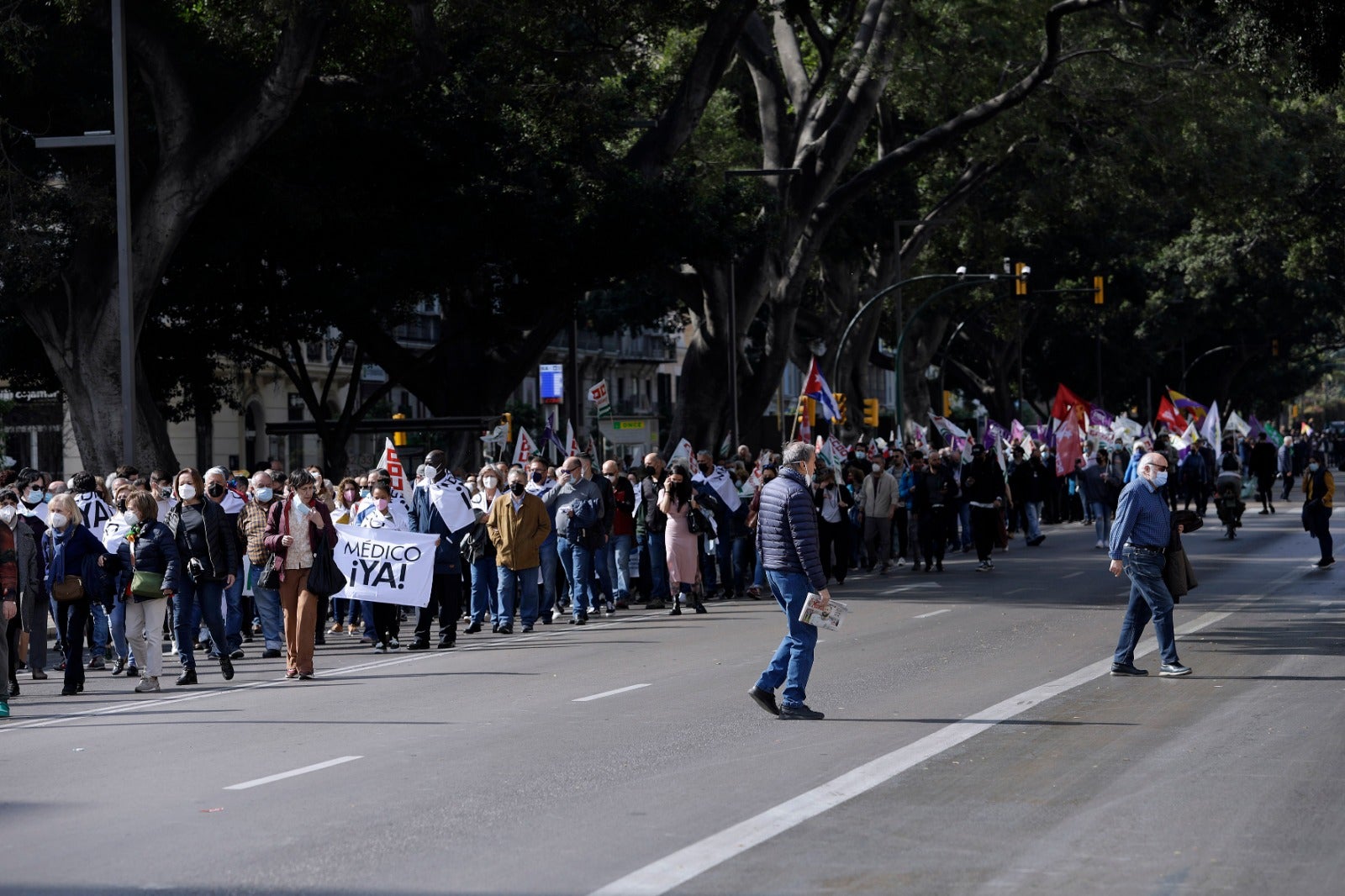 Una marcha recorre las calles del Centro con presencia de los sindicatos, colectivos y partidos políticos para denunciar la gestión sanitaria de la Junta 