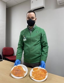 Imagen secundaria 2 - En la primera imagen, una clienta frente a la nueva línea de infusiones. Las dos siguientes, Diego Luque muestra el salmón mejorado al lado del producto anterior.