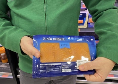 Imagen secundaria 1 - En la primera imagen, una clienta frente a la nueva línea de infusiones. Las dos siguientes, Diego Luque muestra el salmón mejorado al lado del producto anterior.