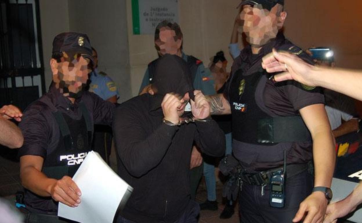 Piden 30 años de cárcel para dos policías locales acusados de violar a una joven en Estepona Diario Sur imagen
