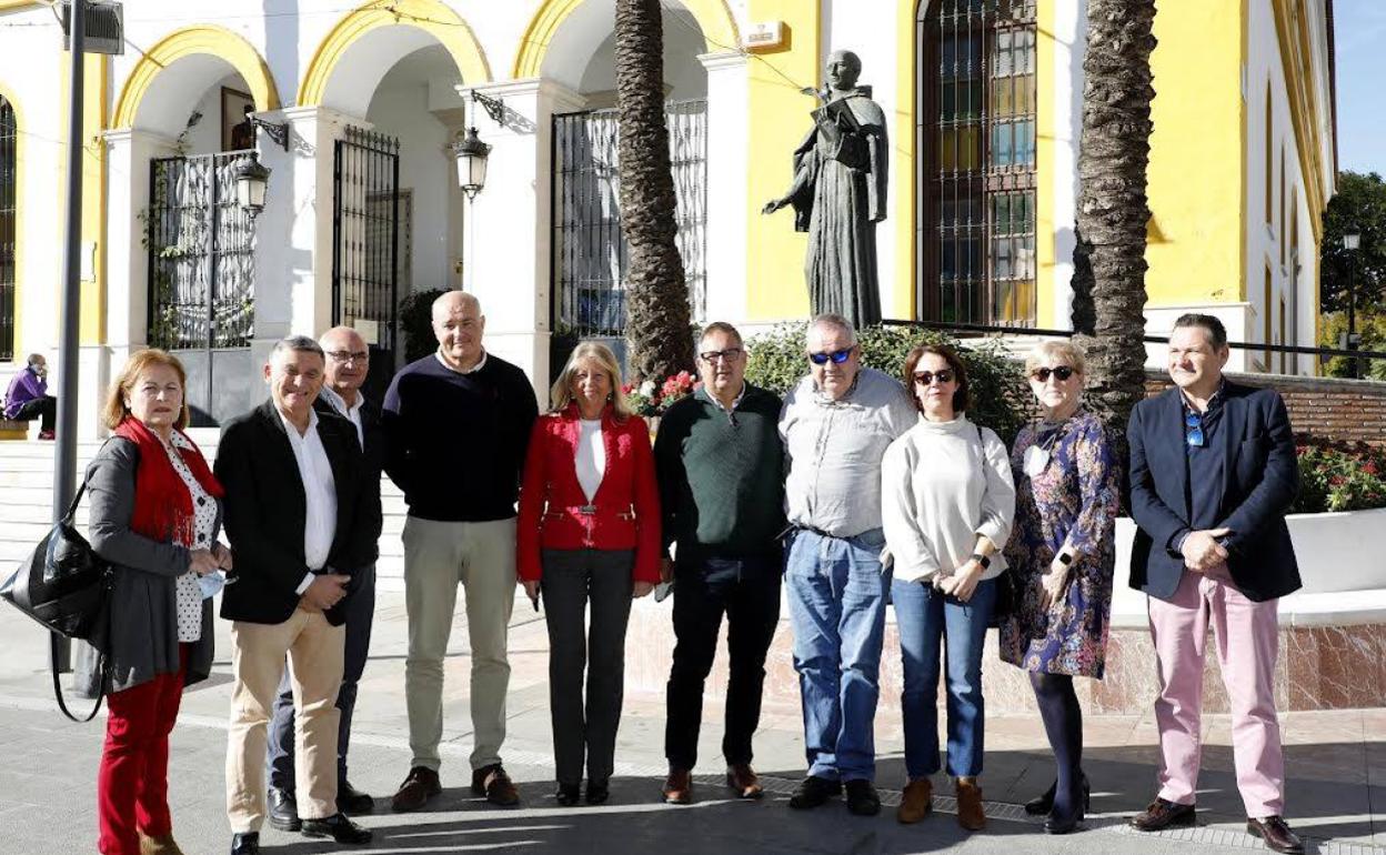 La nueva junta directiva de la hermandad del Santo Patrón San Pedro de Alcántara con su hermano mayor, Juan Andrés Gómez, junto al teniente de alcalde sampedreño, Javier García, y la alcaldesa de Marbella, Ángeles Muñoz. 