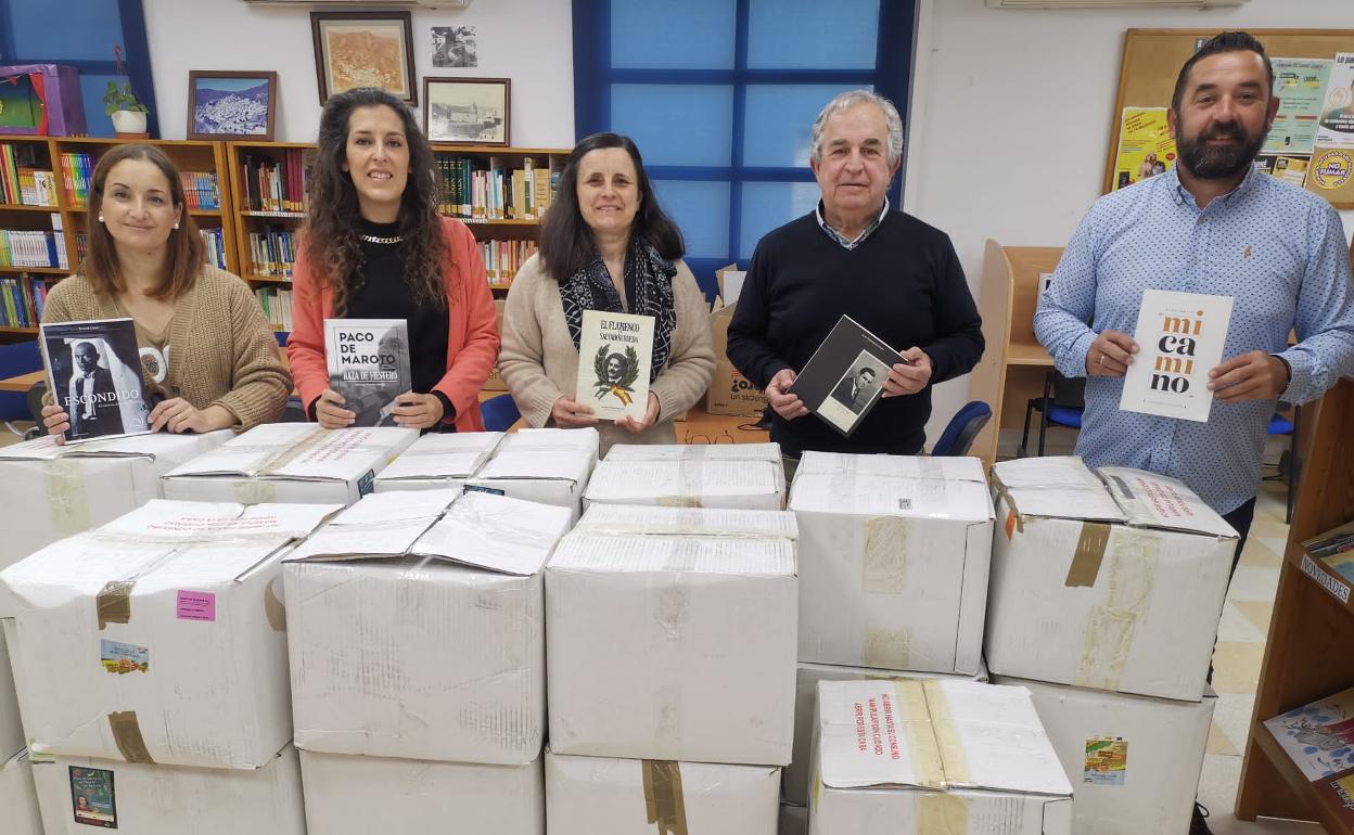 Salvador Pendón y Raúl Vallejo, con ediles y el material donado al municipio. 