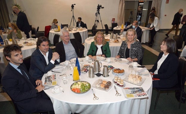 El el centro, la alcaldesa, Ángeles Muñoz, junto a los ponentes de la mesa redonda del foro organizado por Sur in English, 'Planeamiento de Marbella, presente y futuro'. 