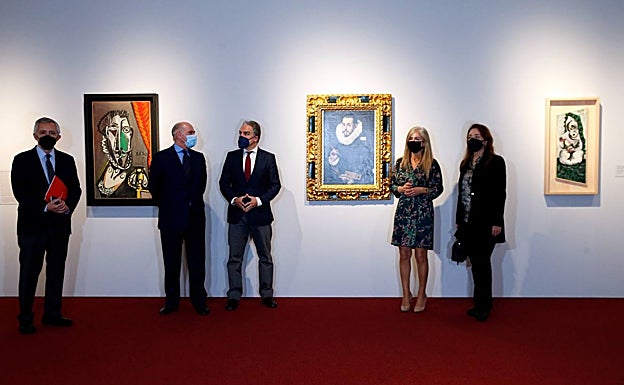 Imagen principal - Arriba, José Lebrero, Bernard Ruiz-Picasso, Elías Bendod, Patricia del Pozo y María del Valme Muñoz. Abajo, diálogo con Bernardo Lorente a la izquierda y 'Cabeza de hombre' de Picasso a la derecha.