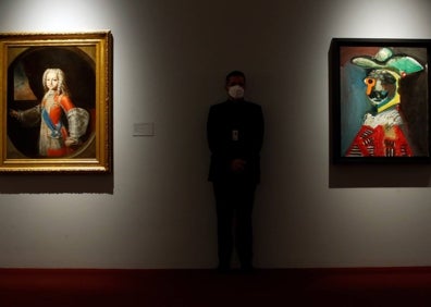 Imagen secundaria 1 - Arriba, José Lebrero, Bernard Ruiz-Picasso, Elías Bendod, Patricia del Pozo y María del Valme Muñoz. Abajo, diálogo con Bernardo Lorente a la izquierda y 'Cabeza de hombre' de Picasso a la derecha.