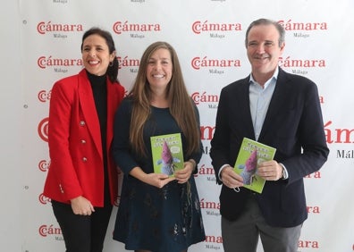 Imagen secundaria 1 - En la primera imagen, Carmen Jiménez, José Luis Gálvez, Pablo Atencia, Clara Jiménez, Carlos Jiménez, Juan García, Rocío García, Adolfo Ferrer, Rafael Contreras y Martha de la Rosa. En la siguiente, Isabel Sánchez, Clara Jiménez y Pablo Atencia, durante la presentación de 'Menudo Tinglao'. En la última, José Luis Gálvez y Clara Jiménez Agredano.