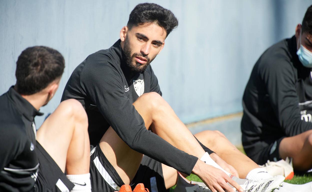 Juande se anuda las botas durante un entrenamiento reciente con el Málaga.