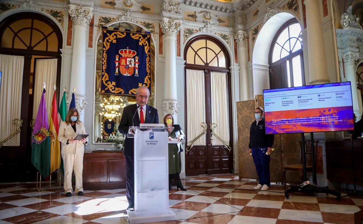 El alcalde, junto a Aguilar y Sánchez, en la presentación del Plan Director Fycma 2022-2024. 